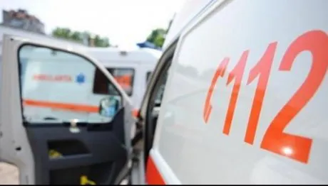 Moarte cruntă pentru un bărbat din Olt: A fost lovit de un TIR, în timp ce lucra la un panou publicitar al unei staţii PECO, urcat într-o cupă de excavator