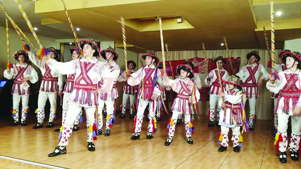 Artiștii populari de la „Poarta Olteniei” dau spectacole pentru turiști, pe Litoral