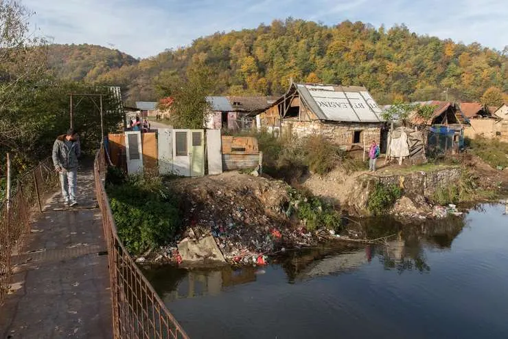 Raport. Sute de familii din Slatina locuiesc „informal“ şi fără acte de identitate