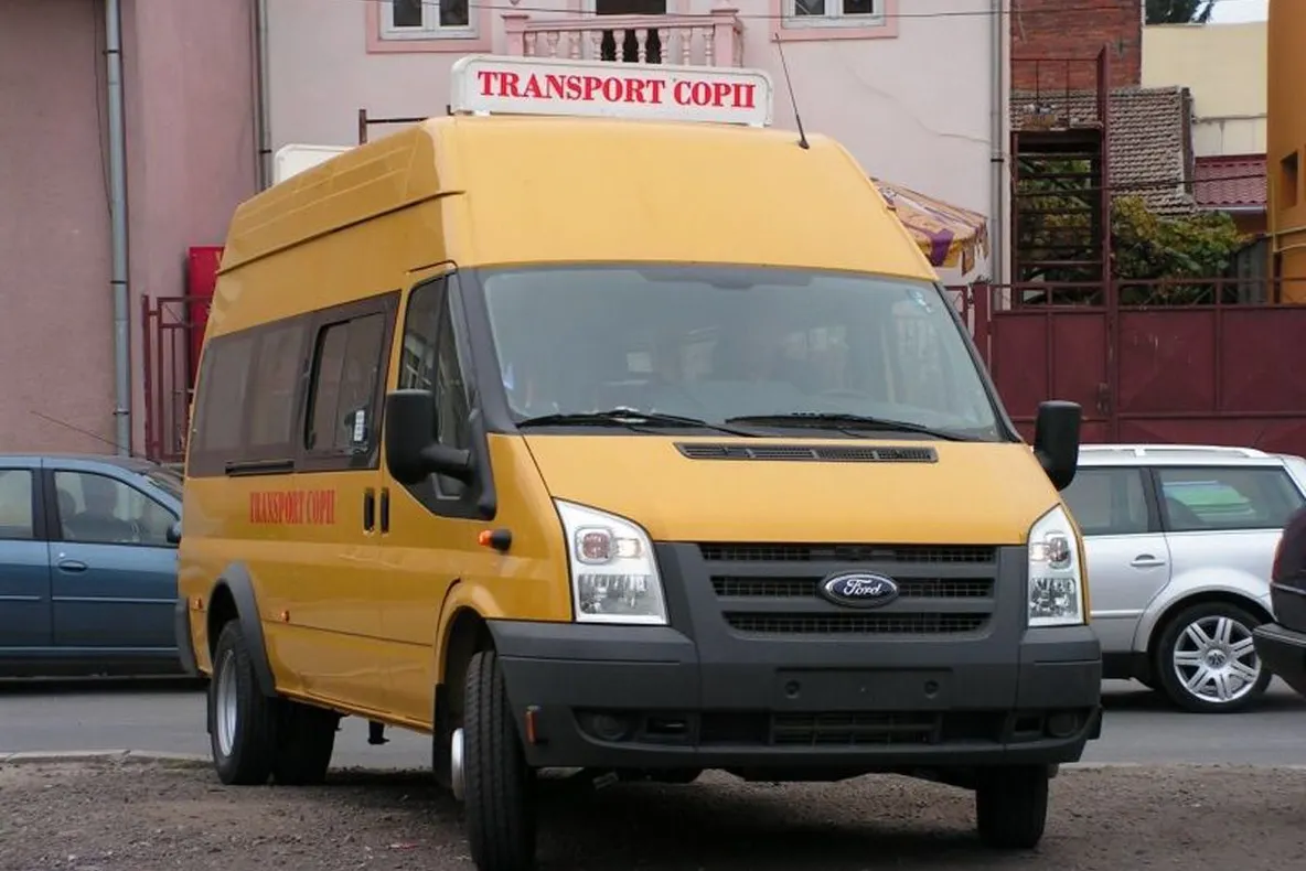 Şcolile din judeţ, dotate cu noi microbuze şcolare