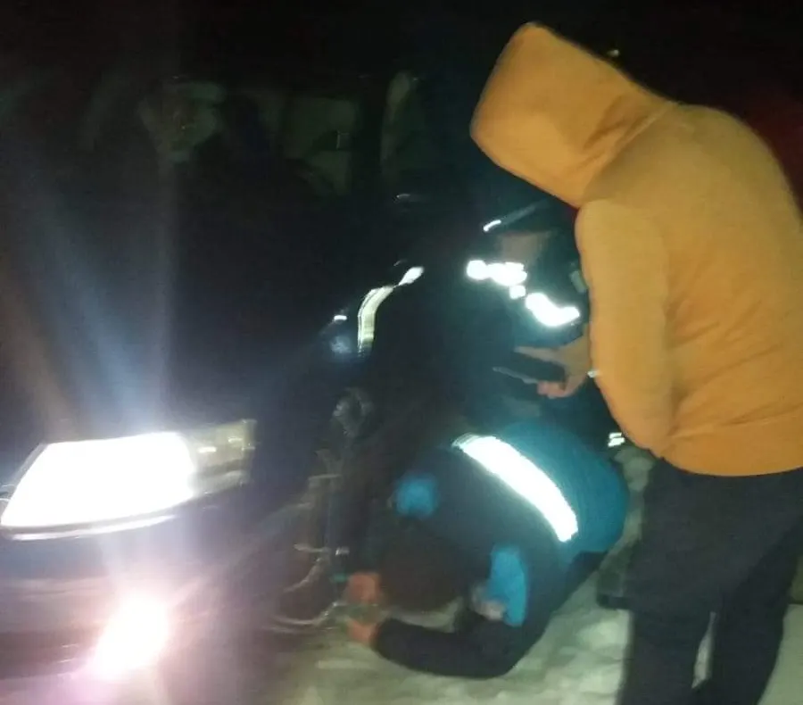 Tineri din Olt înzăpeziți pe Transalpina. Au intrat pe drumul închis circulației rutiere