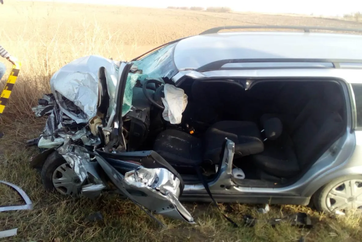 Impact frontal între un autoturism şi un autocamion. Un bărbat şi-a pierdut viaţa - FOTO&amp;VIDEO