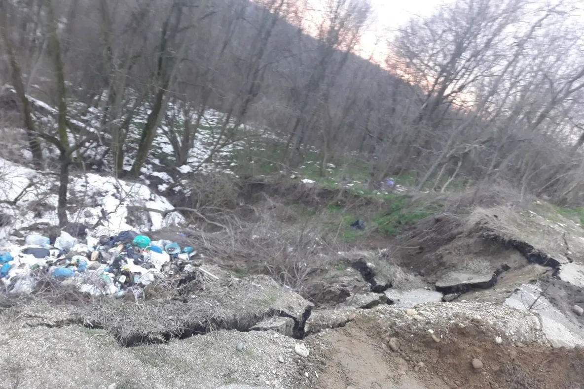 Se reface porţiunea din cel mai lung drum judeţean din Olt, afectată de alunecările de teren