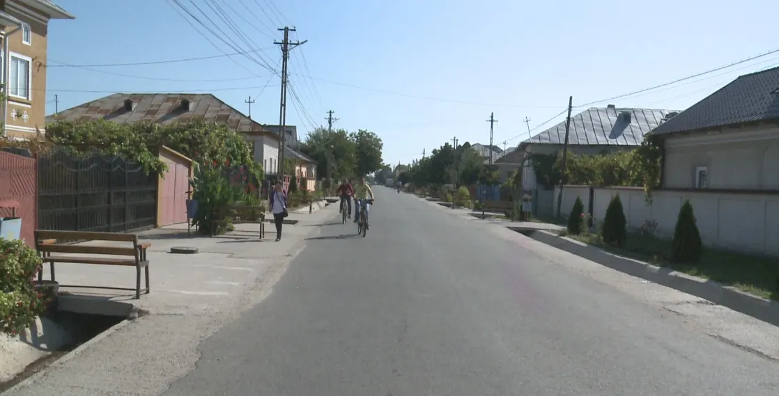 Comuna din Olt în care se circulă „în papuci”. Primăria a asfaltat toate ulițele și acum construiește o centură ocolitoare