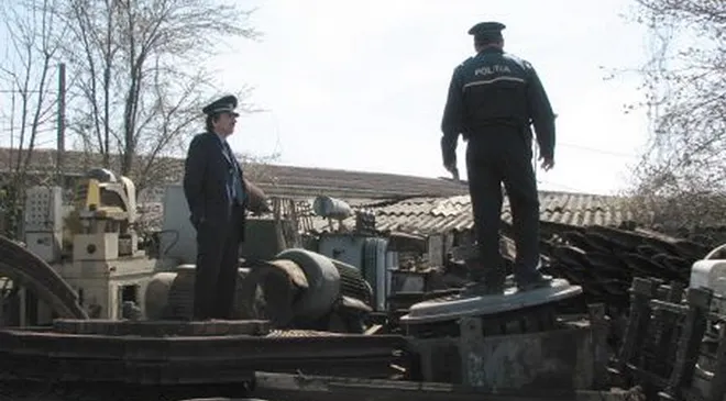 Bărbați reținuti de Poliție. Au furat 56 de tone de fier vechi de la firma la care lucrau