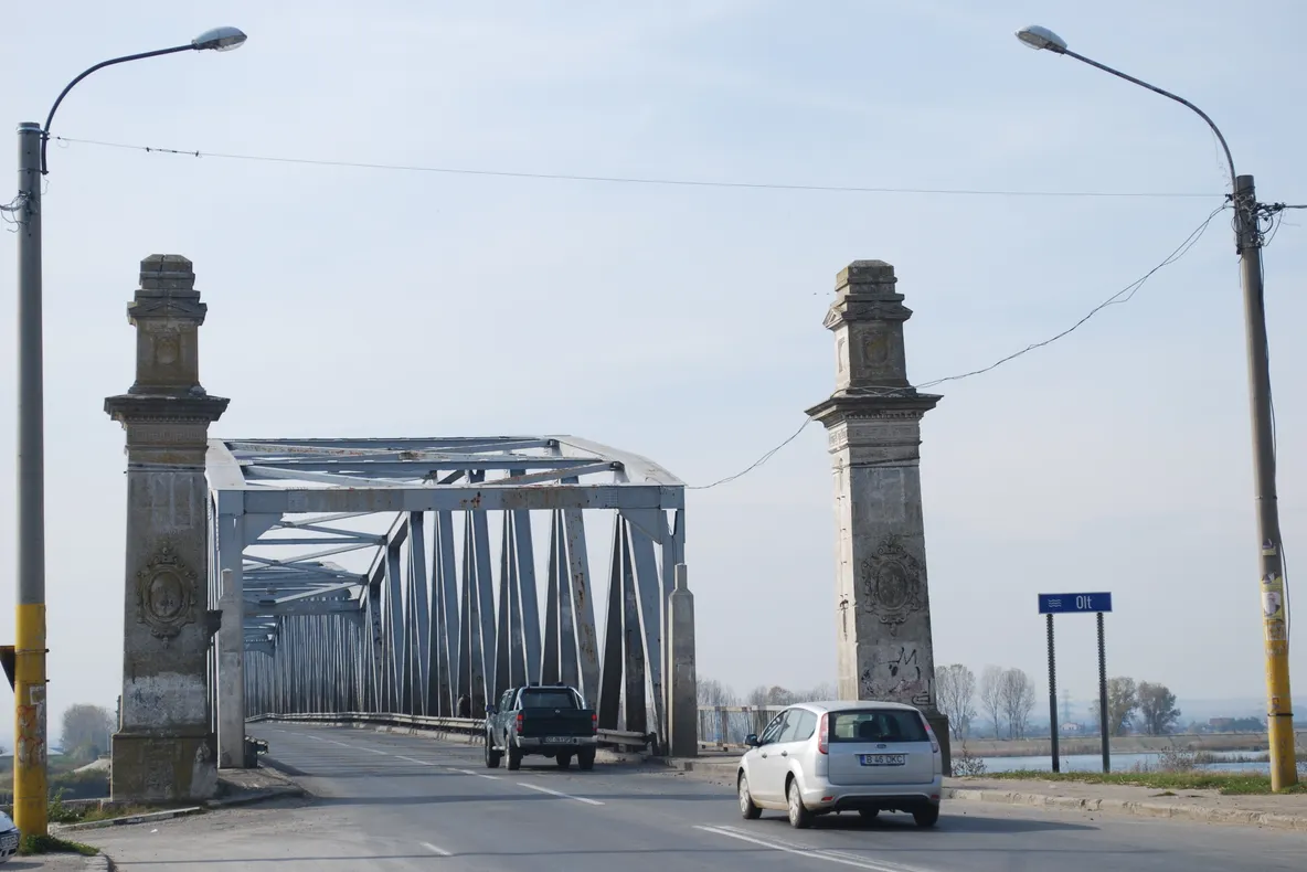 O stradă pe care va fi deviat traficul, după închiderea Podului Olt, reabilitată de Primăria Slatina