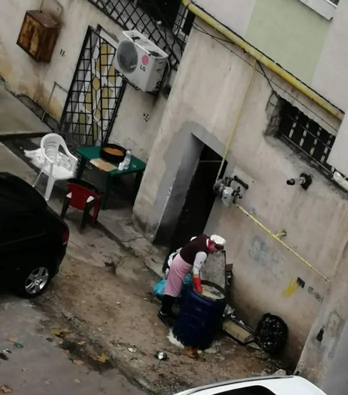 Vase spălate în spatele blocului, în butoi, la o patiserie din Slatina. Inspectorii sanitari, în control- VIDEO