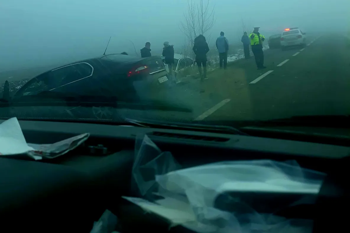 Accident pe un drum din Olt, din cauza ceții. Trei persoane rănite - FOTO