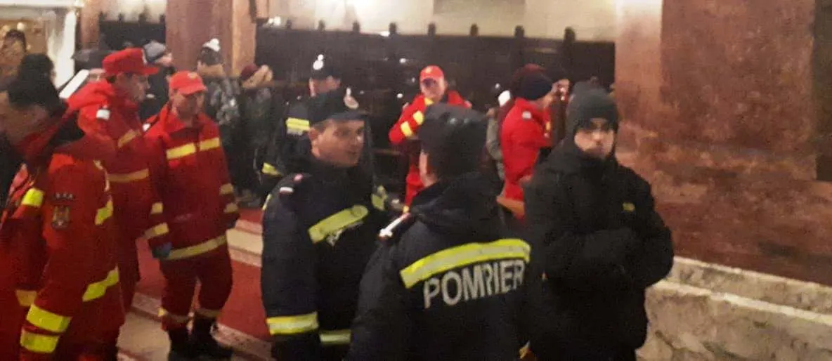 Un copil a ajuns la spital după ce un profesor şi 22 de elevi din Dăneasa au fost găsiţi dormind în Catedrala din Alba Iulia -FOTO&amp;VIDEO