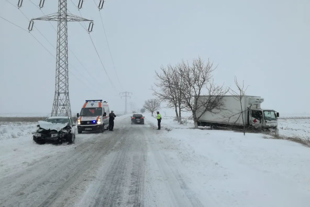 Autocar cu 29 de oameni la bord, răsturnat pe un drum din Olt - VIDEO
