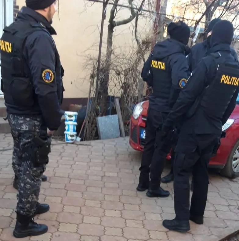 Evaziune fiscală cu mobilier urban. Percheziții în județul Olt