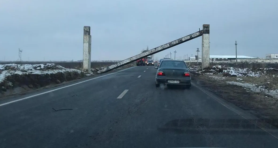 Trafic blocat pe un drum naţional din Olt din cauza unui TIR care a agăţat un limitator de înălţime