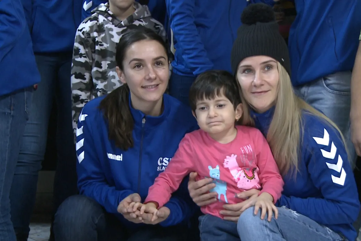 Handbalistele de la CSM Slatina, Moș Crăciun pentru copiii cu dizabilități