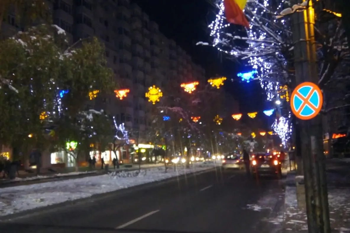 Lumini de sărbătoare tricolore, la Slatina. S-au făcut probe pe A.I. Cuza
