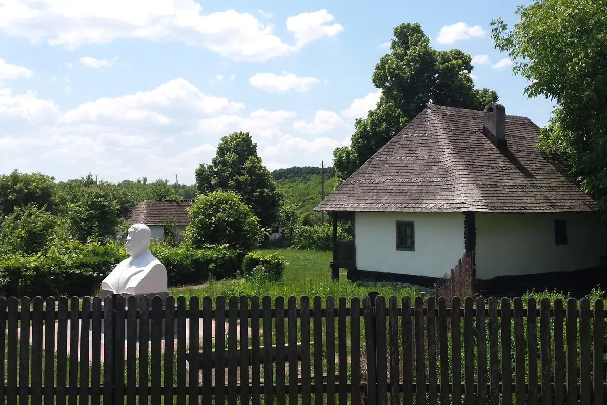 Ce s-a ales de casa natală a lui Nicolae Ceauşescu din Scorniceşti, la 101 ani de la naşterea dictatorului