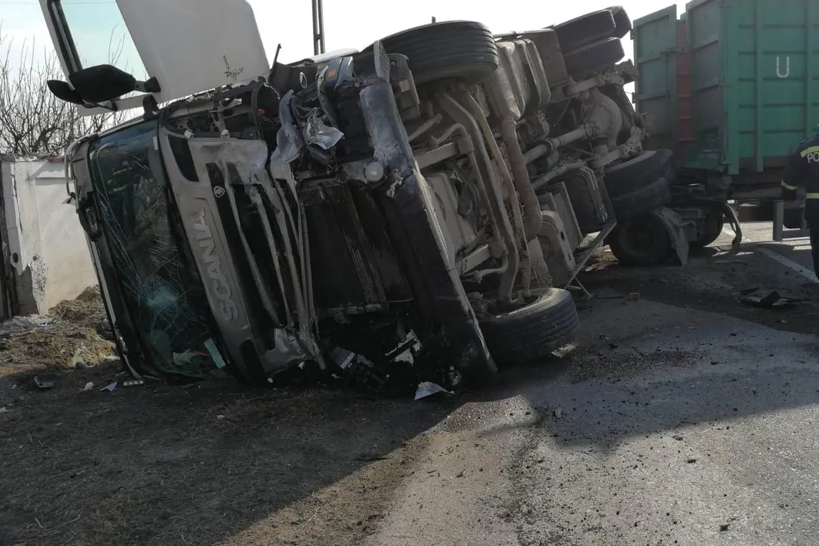 Drum blocat de un TIR încărcat cu furaje care s-a răsturnat - FOTO&amp;VIDEO
