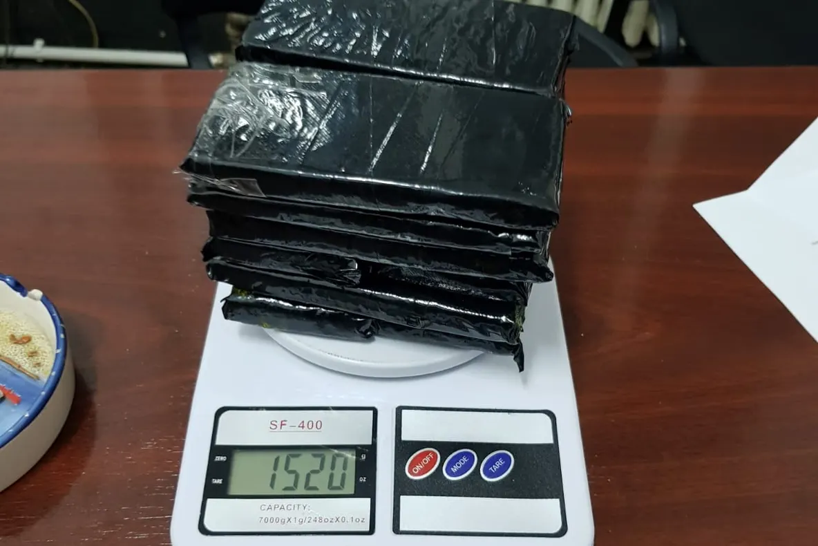 VIDEO. Captură de 1,5 kilograme de cocaină, la Slatina. Pachetele erau trimise din Spania, într-o imprimantă