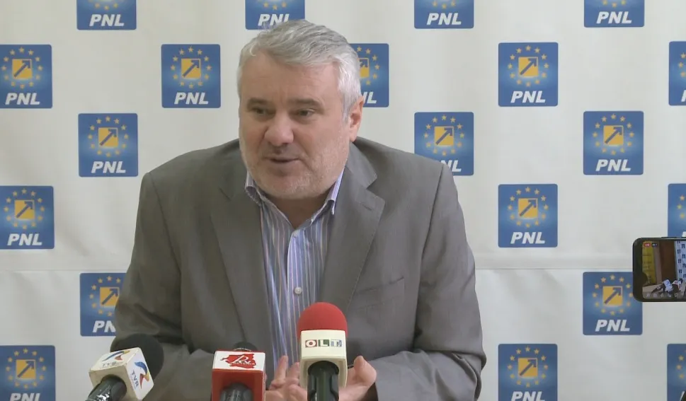 Deputatul liberal Gigel Știrbu îl atacă pe Vâlcov: „Habar n-avea de administrație. Credea că o rezoluție pe hârtie înseamnă să muți mașina din fața primăriei”