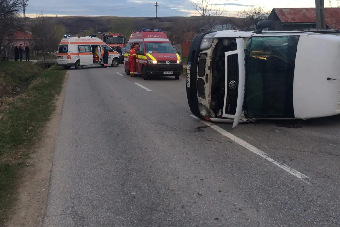 Un microbuz cu pasageri s-a răsturnat, în județul Olt - FOTO &amp; VIDEO