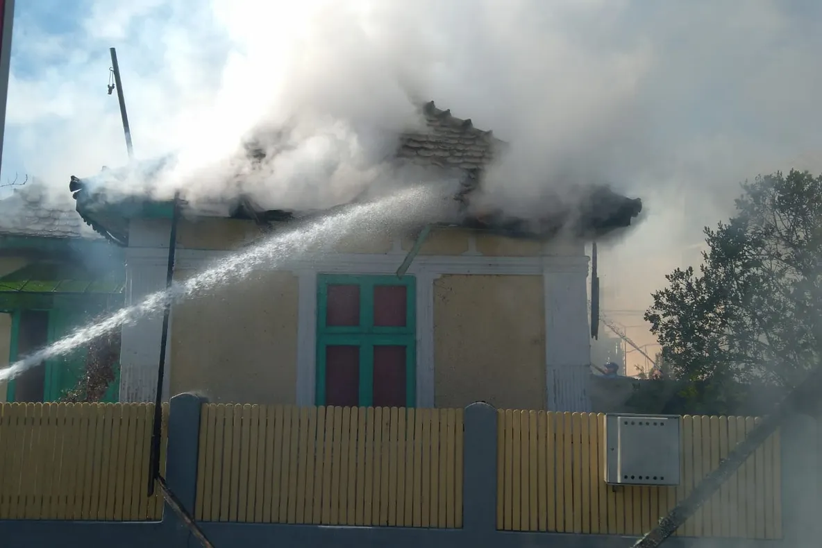Incendiu într-un oraş din Olt. Pompierii au reuşit să stingă focul după mai bine de o oră - VIDEO