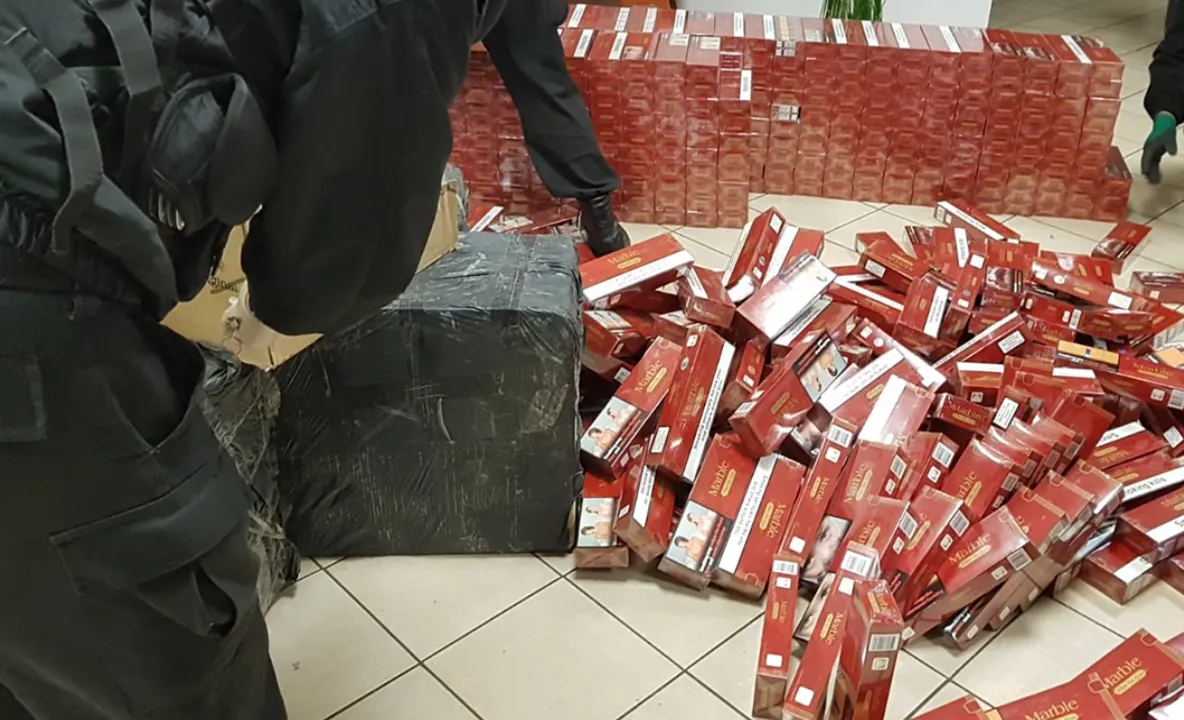 DIICOT, flagrant la Slatina. A fost destructurată o grupare de traficanţi de ţigări - FOTO&amp;VIDEO