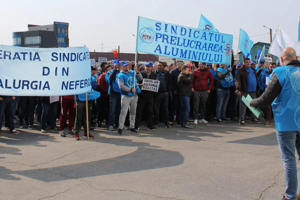 Angajații ALRO, protest împotriva conducerii: „Voi îmbuibați, noi sacrificați!”- FOTO