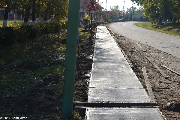 O comună din Olt accesează fonduri europene pentru amenajarea de trotuare și șanțuri betonate