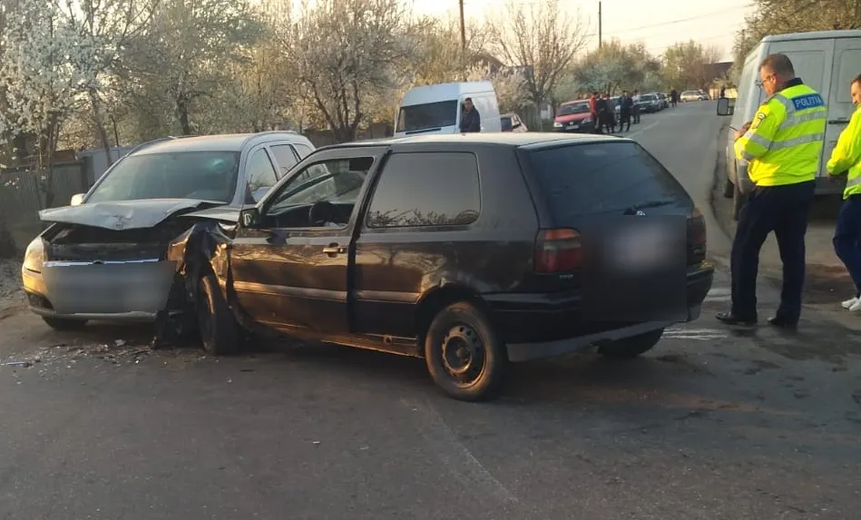 Ridicat de poliţişti după ce a provocat un accident rutier, conducând beat şi fără permis