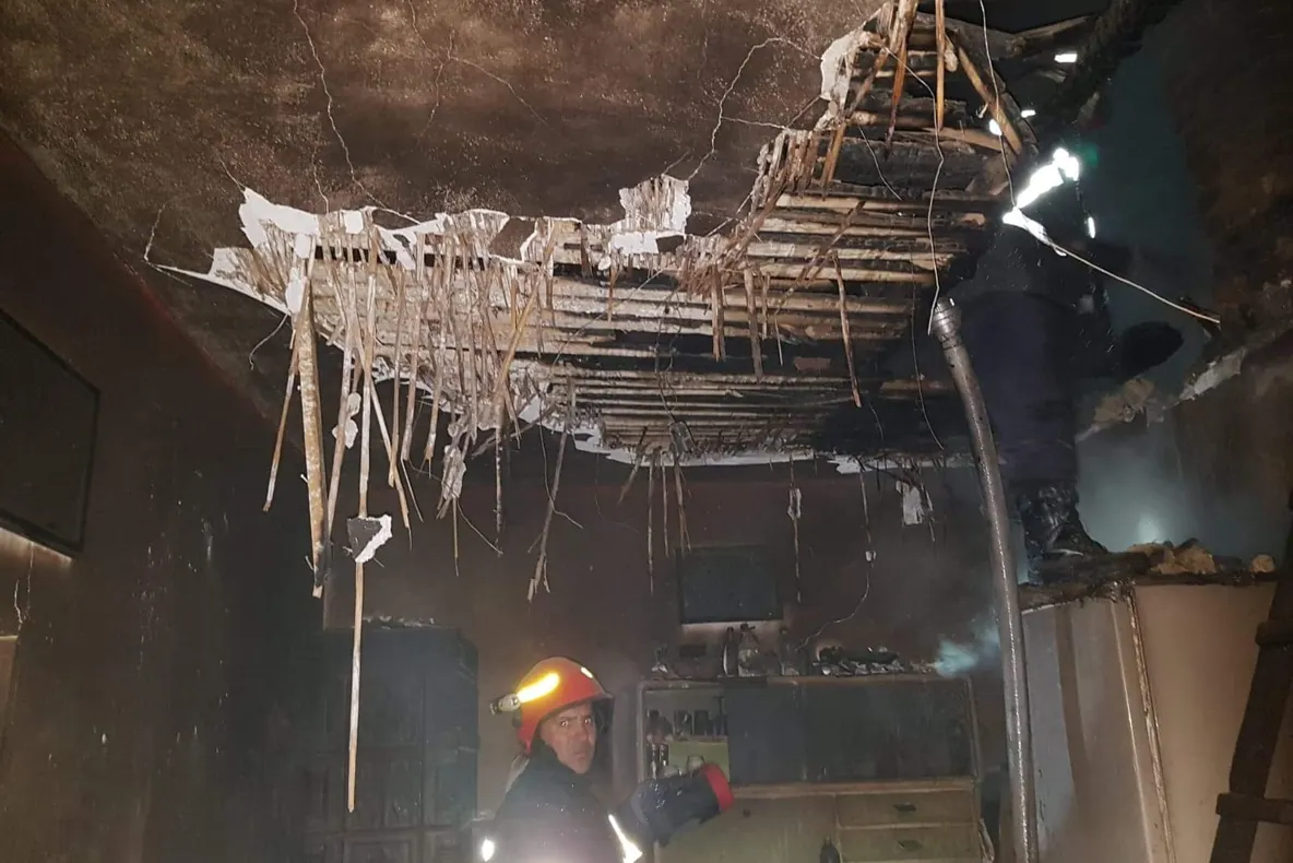 Le-a luat foc casa din cauza coşului de fum neprotejat - VIDEO