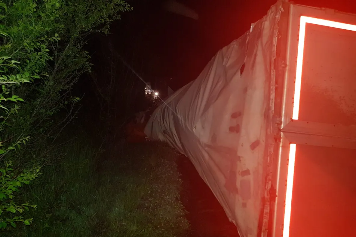 Drumul dintre Craiova și Slatina, blocat de un TIR răsturnat. Traficul rutier se desfășoară pe o singură bandă - VIDEO