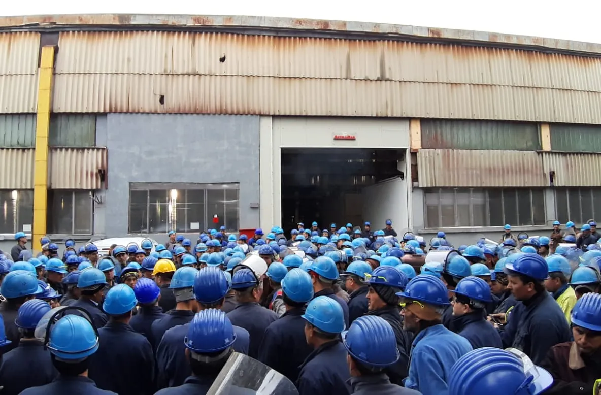 Protest la o fabrică din Caracal. Angajații cer o majorare salarială de 40%- FOTO