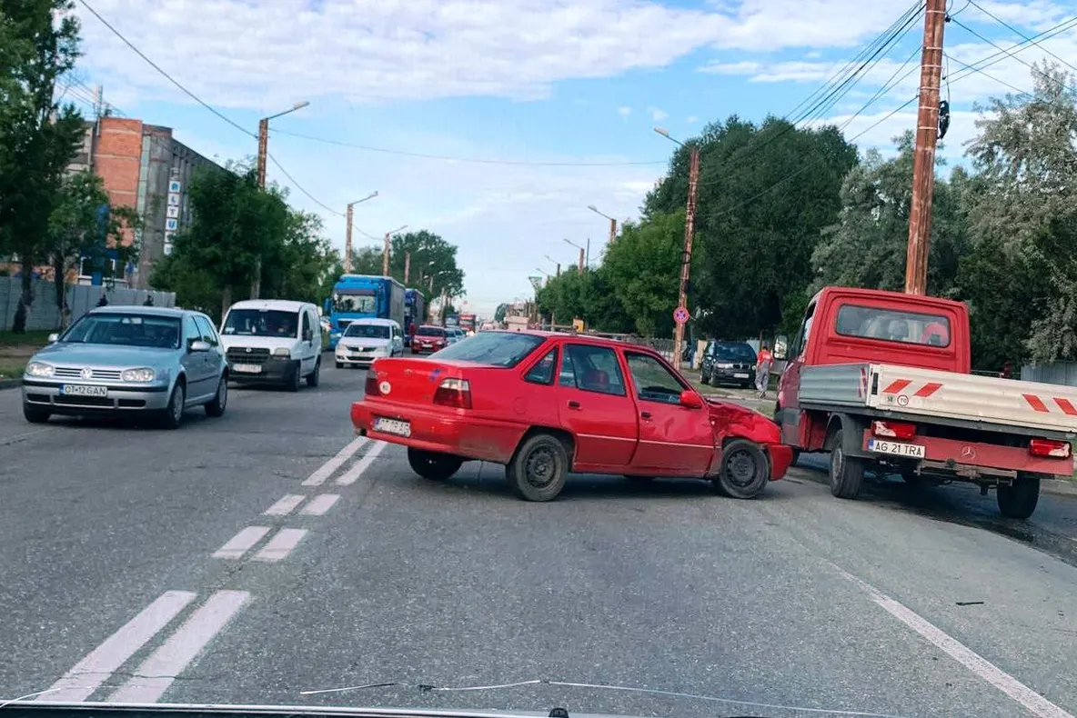 Accident rutier la ieşirea din Slatina spre Piteşti. Traficul rutier se desfăşoară cu dificultate