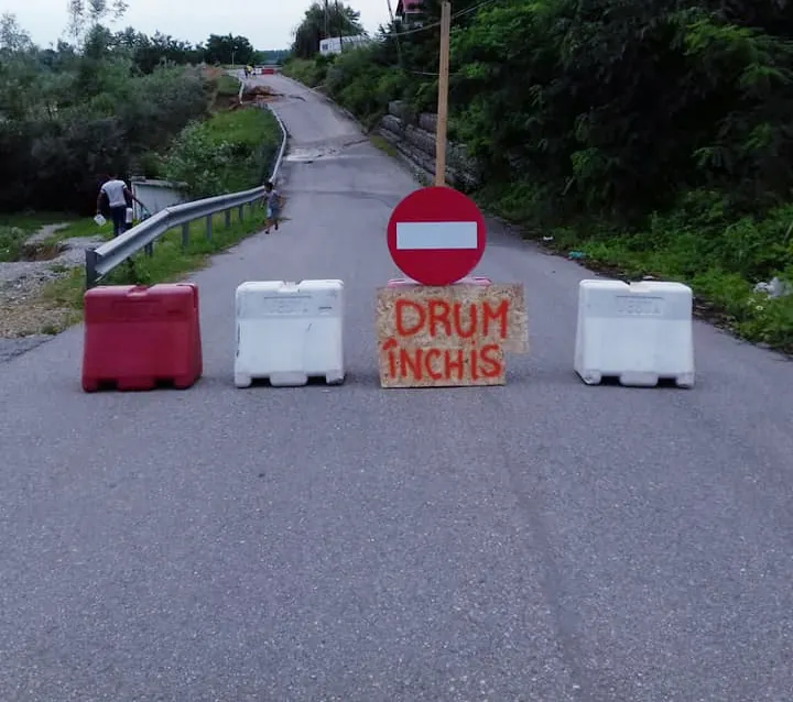 Drumul spre o mănăstire din Olt, închis după ce un pod de pe traseu s-a surpat din cauza ploii - FOTO
