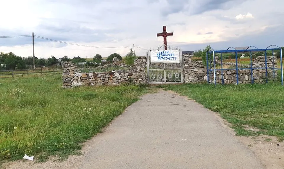 O troiţă aflată într-o comună din Olt, scoasă la vânzare. Demolarea crucii, la latitudinea viitorului proprietar - FOTO
