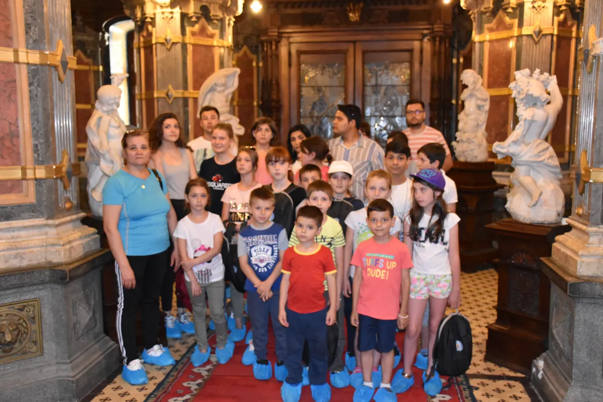 Au donat zâmbete: Cu banii strânşi din donarea de sânge, pompierii olteni au dus într-o excursie 20 de copii instituţionalizaţi
