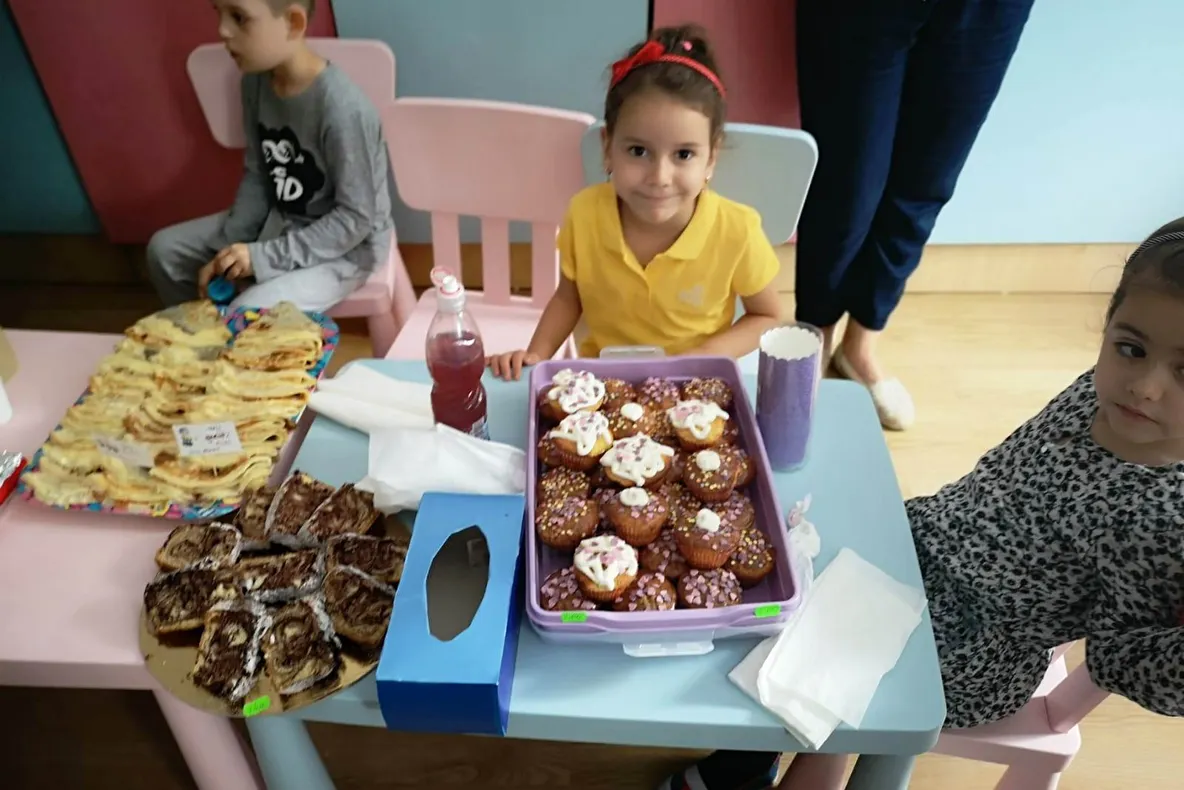 Antreprenori de mici. Preşcolarii de la o grădiniţă din Slatina au vândut, în cadrul unui târg, produse făcute de ei şi de părinţii lor