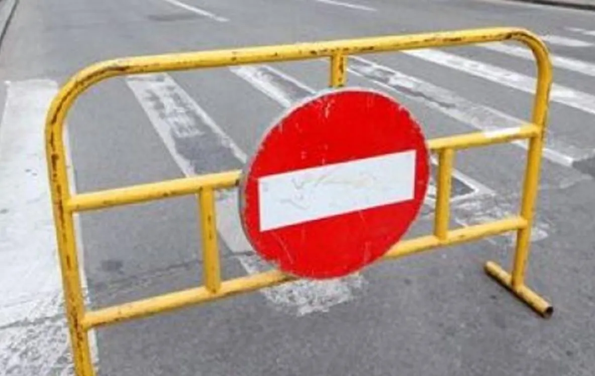 Olt: Stradă distrusă de alunecarea terenului din cauza precipitaţiilor abundente