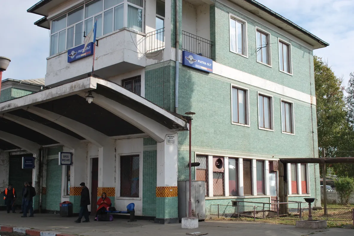 Staţiile CFR Piatra-Olt şi Caracal, reabilitate şi modernizate