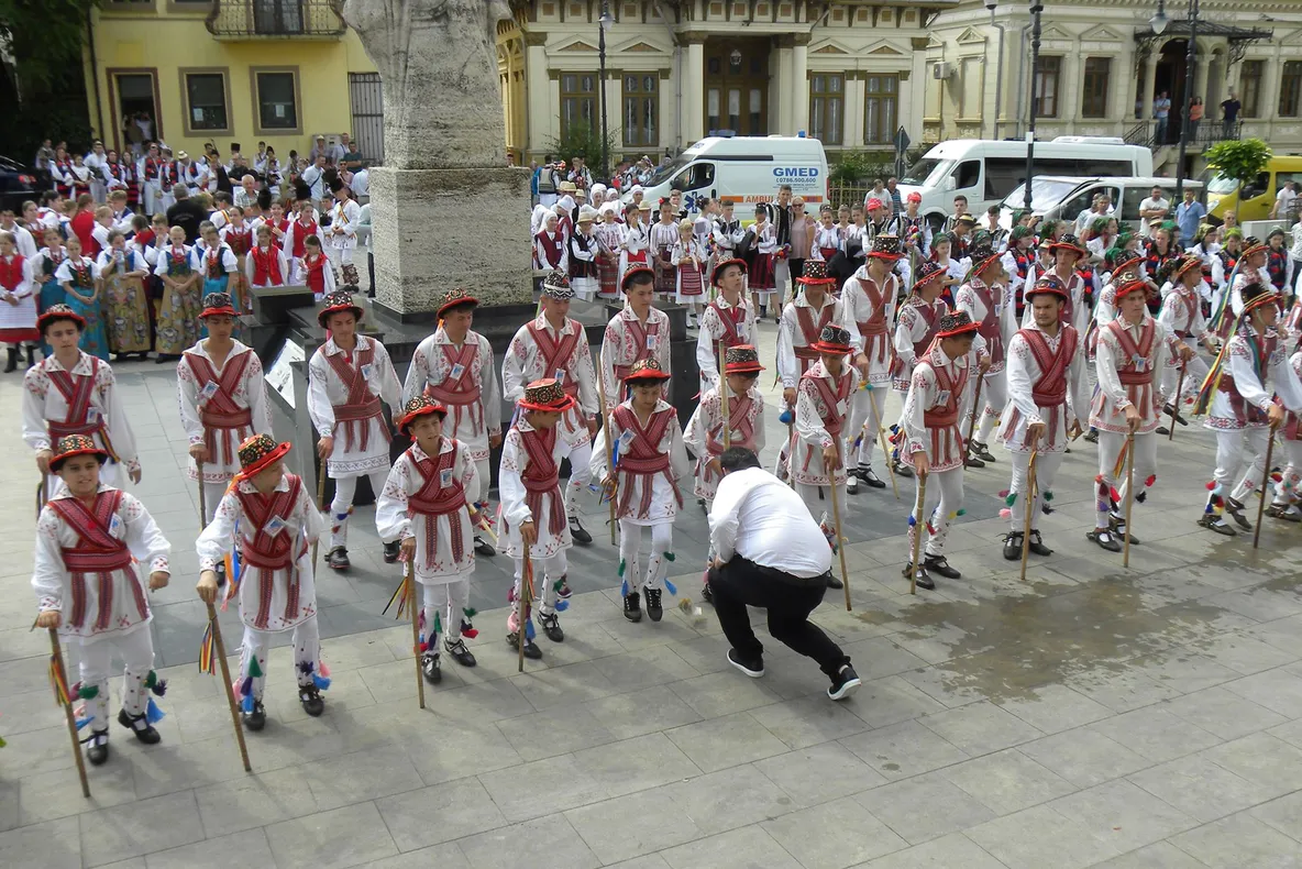 „Calusul românesc”, primele demonstrații la Slatina. Primarul și președintele Consiliului Județean au pus bani în Hora călușului