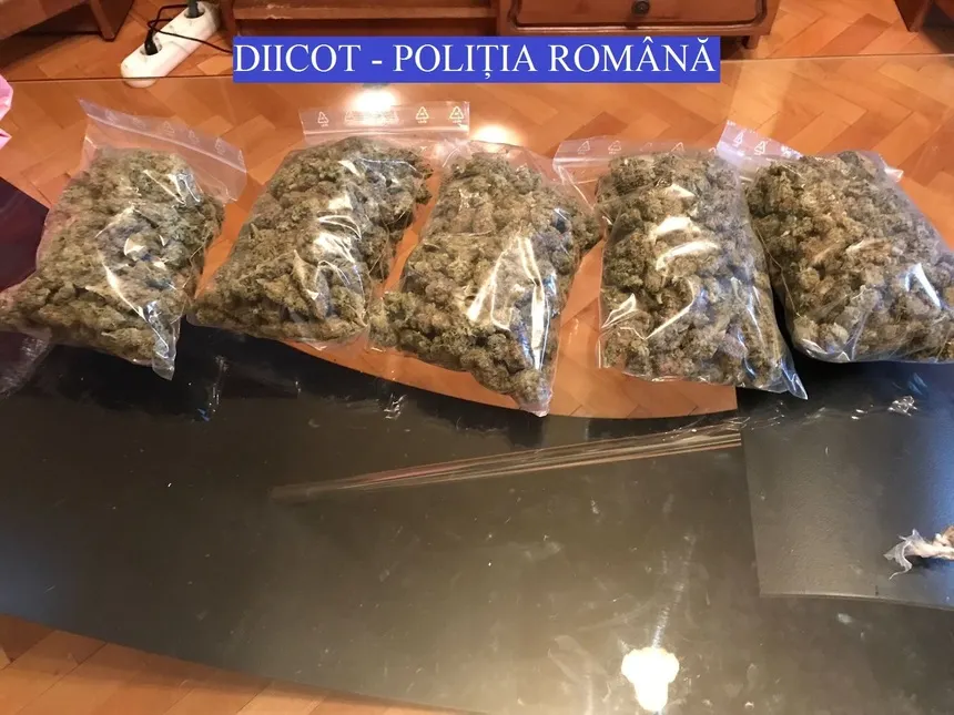 Cannabis trimis prin curierat la Corabia. Traficantul, arestat preventiv