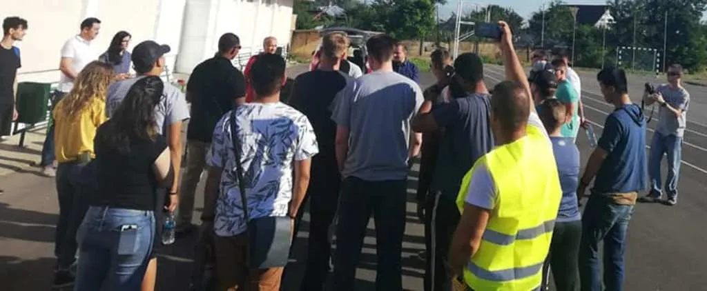 Soldaţii americani au vopsit parchetul sălii de sport a unui liceul din Caracal | FOTO