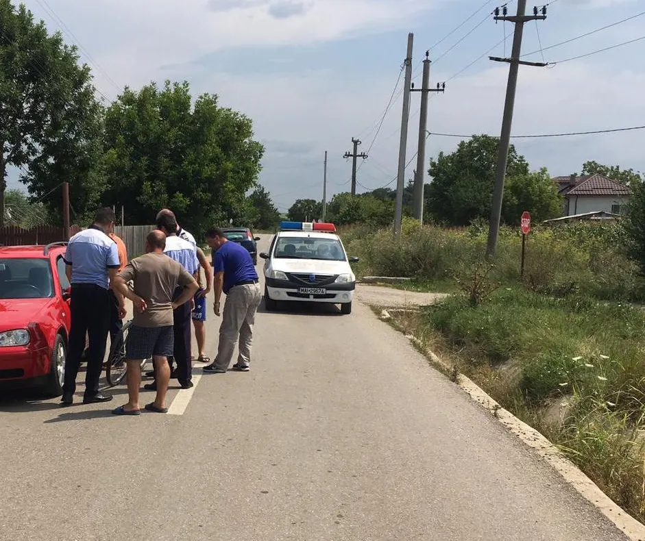 Olt: Biciclist accidentat de un șofer începător care a fugit de la fața locului- FOTO