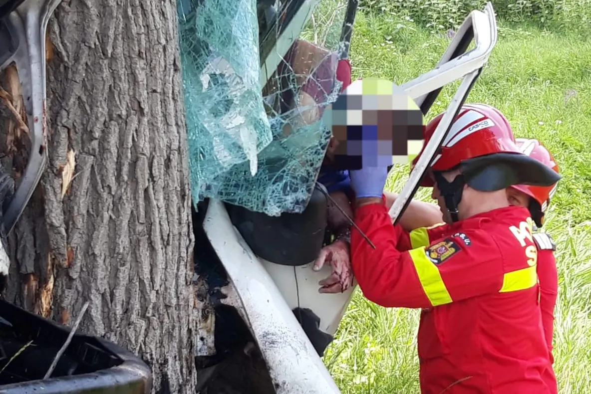 Accident spectaculos în intersecție. Ce a pățit șoferul