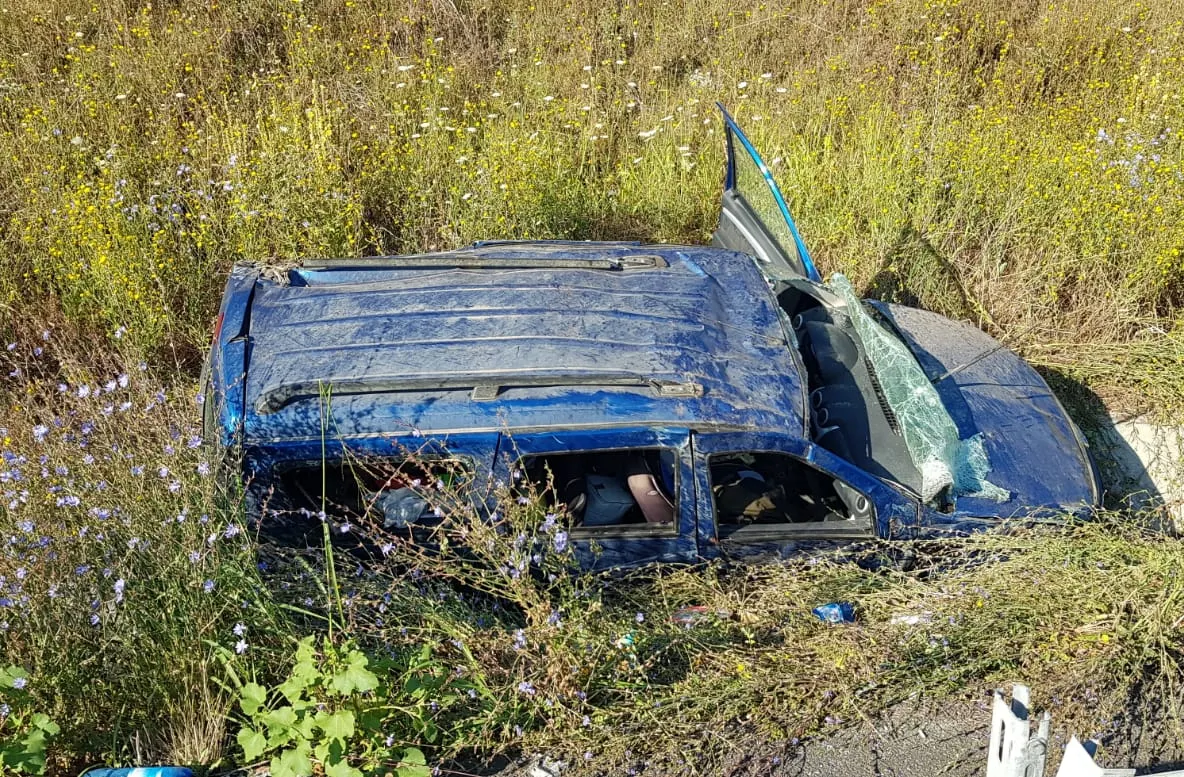 Obosit la volan, un tânăr s-a izbit cu mașina de un cap de pod- FOTO