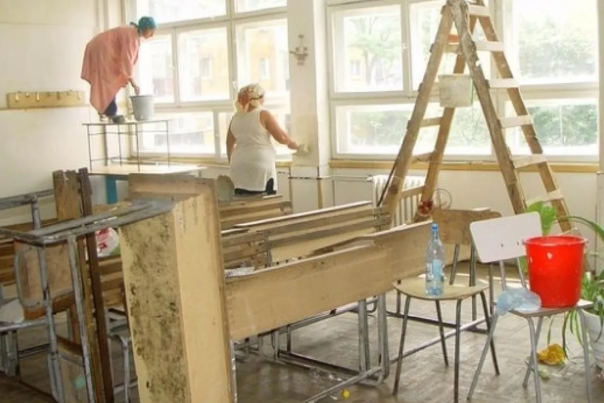 Sute de elevi din Olt vor învăța în școli nesigure, cu toalete în curte. Statistica unităților neautorizate