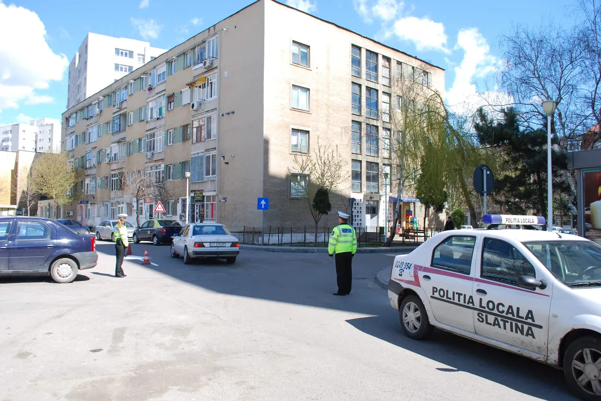 Măsură luată de Primăria Slatina: Dubele şi vehiculele de marfă, parcare interzisă lângă piaţă