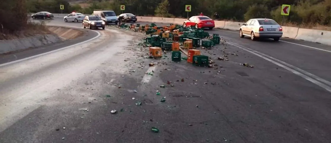 „DEZASTRU“ pe un drum din Olt. Navete şi sticle de bere au căzut dintr-un TIR