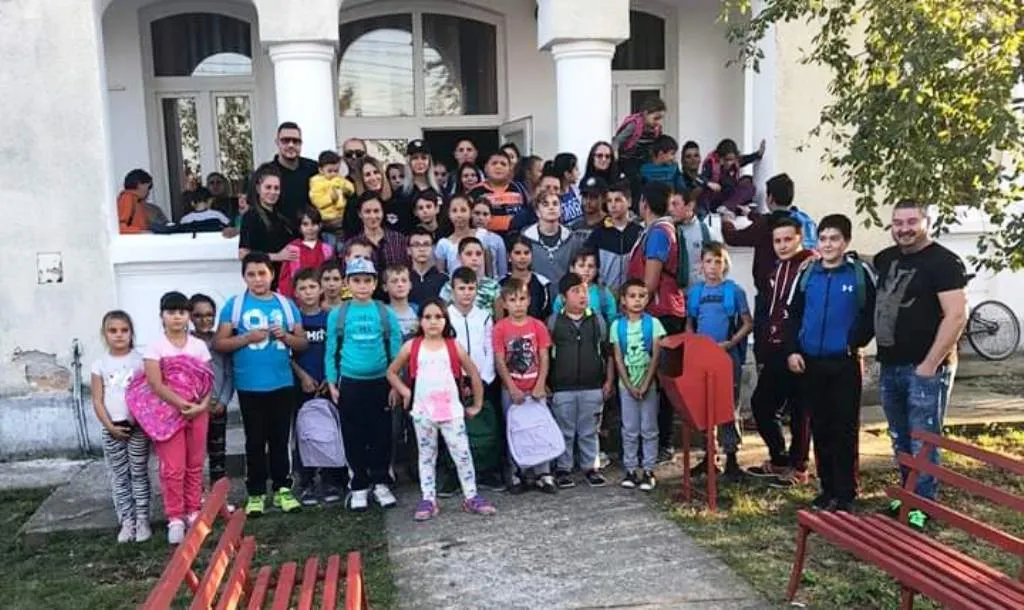 Bikerii din Olt au donat calculatoare, ghiozdane, dulciuri şi jucării, copiilor dintr-o comună