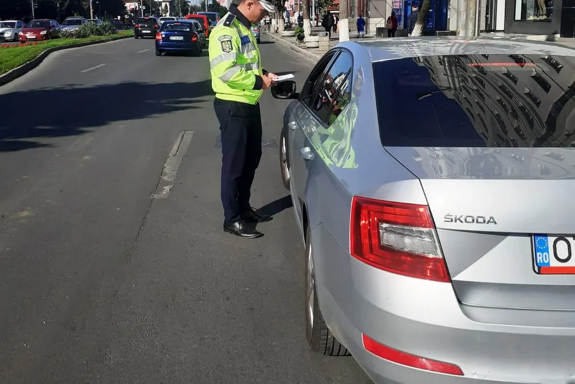 De mâine | Rămâi fără permisul de conducere, dacă ai telefonul în mână, la volan