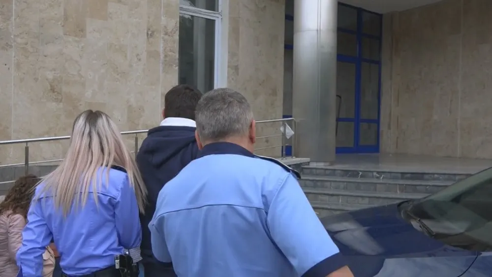 Individ arestat preventiv după ce a urmărit două tinere și a amenințat un adolescent cu cuțitul